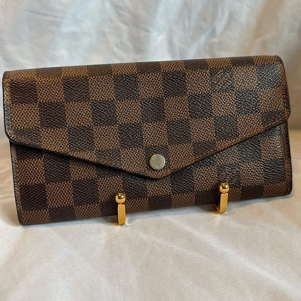 EUC: Louis Vuitton Sara Damier Ebene Long wallet. Very clean. Can use chain:
